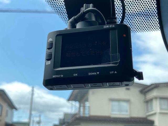 ヴォクシー ハイブリッドＳ－Ｚ　４ＷＤ　ドライブレコーダー　全周囲カメラ　ナビ　ＴＶ　クリアランスソナー　オートクルーズコントロール　レーンアシスト　パークアシスト　衝突被害軽減システム　両側電動スライドドア（11枚目）
