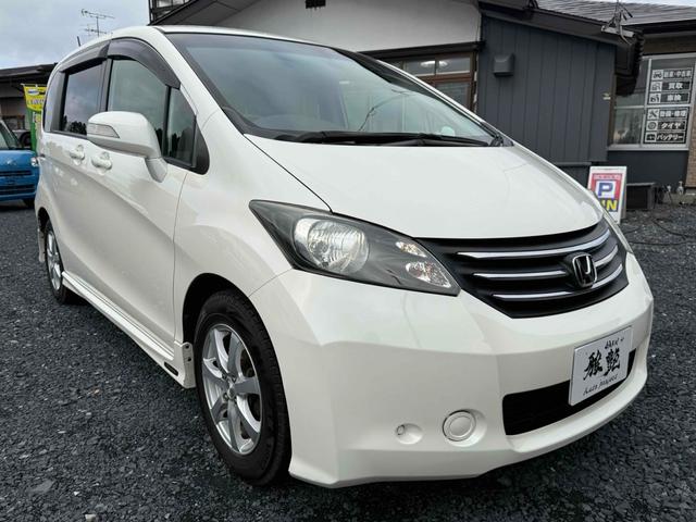 フリード Ｇ　ジャストセレクション　ＴＶ　両側スライド・片側電動　ＨＩＤ　キーレスエントリー　電動格納ミラー　３列シート　ＣＶＴ　アルミホイール　ＣＤ　衝突安全ボディ　ＡＢＳ　エアコン　パワーステアリング　パワーウィンドウ（2枚目）