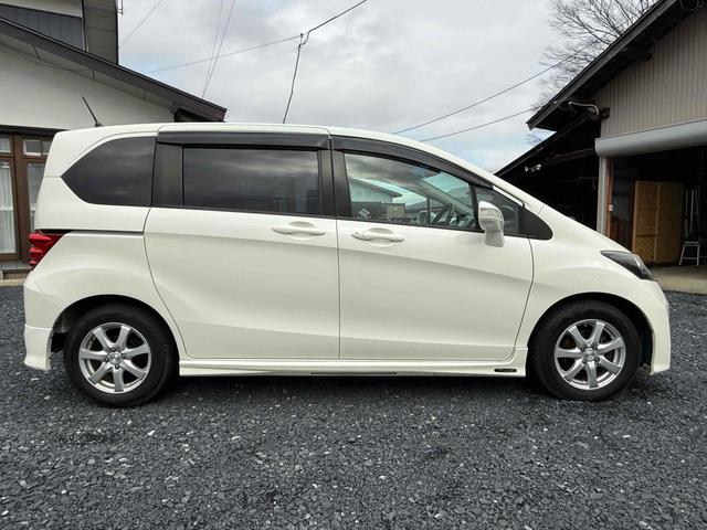 フリード Ｇ　ジャストセレクション　ＴＶ　両側スライド・片側電動　ＨＩＤ　キーレスエントリー　電動格納ミラー　３列シート　ＣＶＴ　アルミホイール　ＣＤ　衝突安全ボディ　ＡＢＳ　エアコン　パワーステアリング　パワーウィンドウ（3枚目）