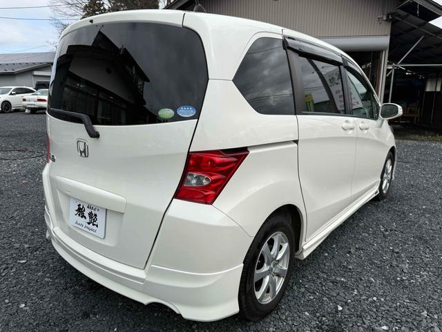 フリード Ｇ　ジャストセレクション　ＴＶ　両側スライド・片側電動　ＨＩＤ　キーレスエントリー　電動格納ミラー　３列シート　ＣＶＴ　アルミホイール　ＣＤ　衝突安全ボディ　ＡＢＳ　エアコン　パワーステアリング　パワーウィンドウ（4枚目）