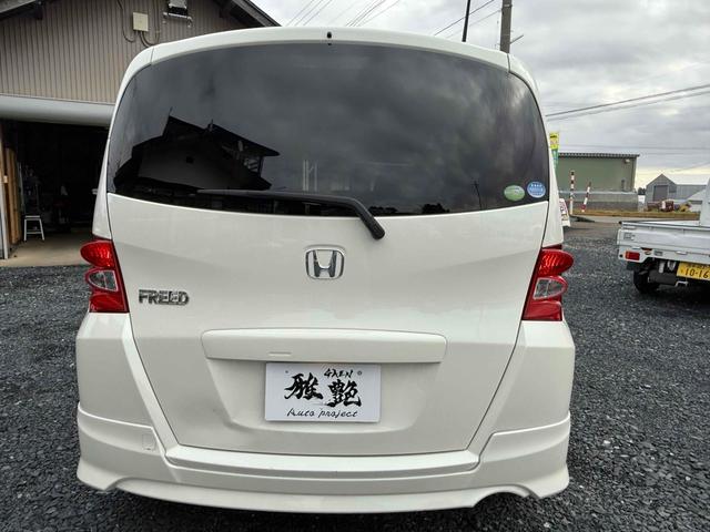 フリード Ｇ　ジャストセレクション　ＴＶ　両側スライド・片側電動　ＨＩＤ　キーレスエントリー　電動格納ミラー　３列シート　ＣＶＴ　アルミホイール　ＣＤ　衝突安全ボディ　ＡＢＳ　エアコン　パワーステアリング　パワーウィンドウ（5枚目）