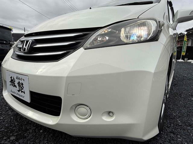 フリード Ｇ　ジャストセレクション　ＴＶ　両側スライド・片側電動　ＨＩＤ　キーレスエントリー　電動格納ミラー　３列シート　ＣＶＴ　アルミホイール　ＣＤ　衝突安全ボディ　ＡＢＳ　エアコン　パワーステアリング　パワーウィンドウ（9枚目）