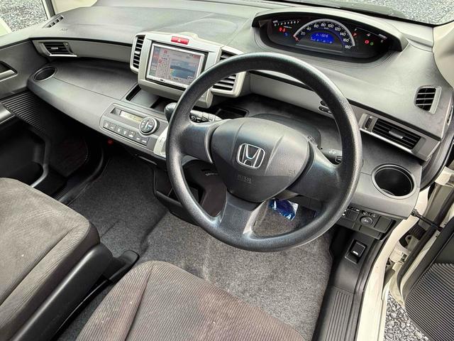 フリード Ｇ　ジャストセレクション　ＴＶ　両側スライド・片側電動　ＨＩＤ　キーレスエントリー　電動格納ミラー　３列シート　ＣＶＴ　アルミホイール　ＣＤ　衝突安全ボディ　ＡＢＳ　エアコン　パワーステアリング　パワーウィンドウ（19枚目）