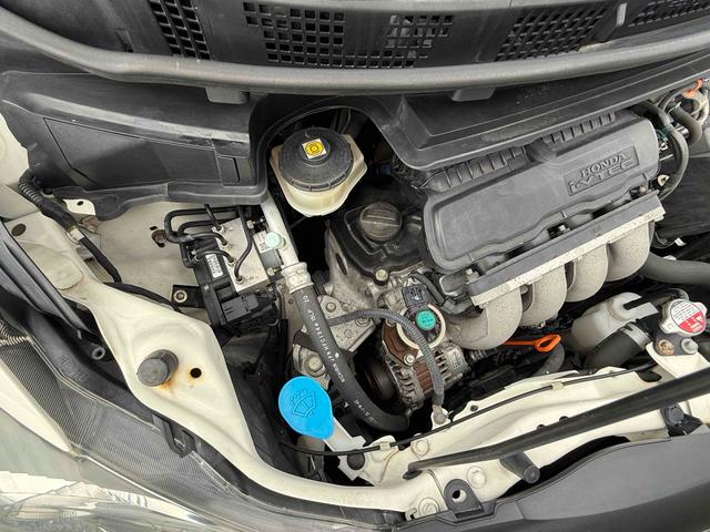 フリード Ｇ　ジャストセレクション　ＴＶ　両側スライド・片側電動　ＨＩＤ　キーレスエントリー　電動格納ミラー　３列シート　ＣＶＴ　アルミホイール　ＣＤ　衝突安全ボディ　ＡＢＳ　エアコン　パワーステアリング　パワーウィンドウ（31枚目）