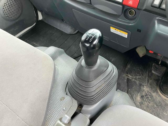エルフトラック 　４ＷＤ　トラック　ＭＴ　アイドリングストップ　電動格納ミラー　エアコン　パワーウィンドウ　運転席エアバッグ（7枚目）