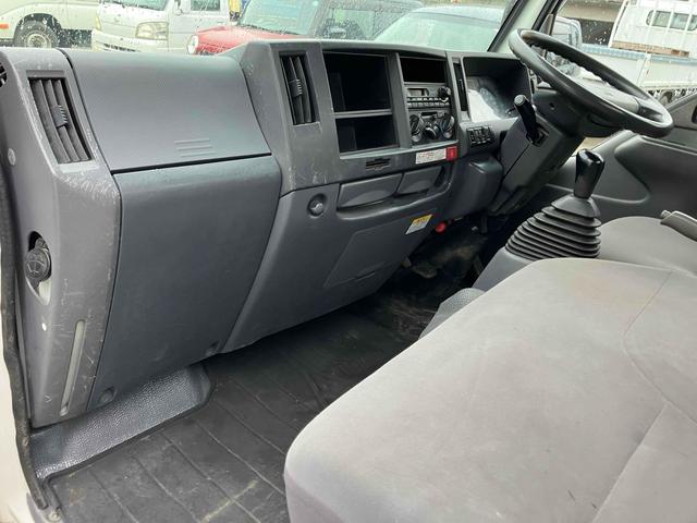 エルフトラック 　４ＷＤ　トラック　ＭＴ　アイドリングストップ　電動格納ミラー　エアコン　パワーウィンドウ　運転席エアバッグ（9枚目）