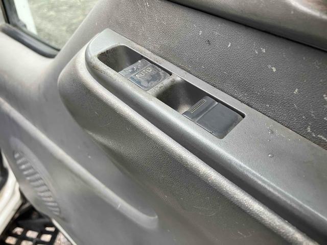 エルフトラック 　４ＷＤ　トラック　ＭＴ　アイドリングストップ　電動格納ミラー　エアコン　パワーウィンドウ　運転席エアバッグ（12枚目）