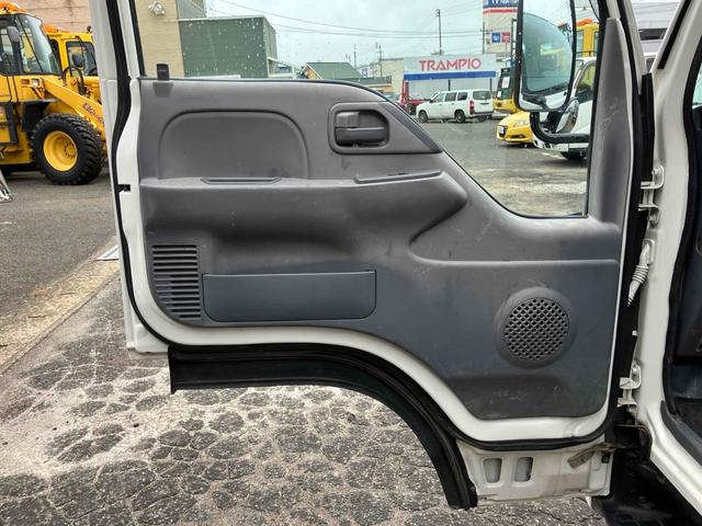 エルフトラック 　４ＷＤ　トラック　ＭＴ　アイドリングストップ　電動格納ミラー　エアコン　パワーウィンドウ　運転席エアバッグ（26枚目）