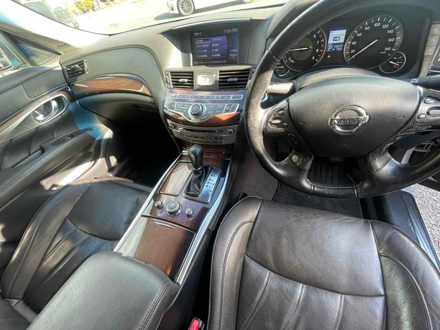 フーガハイブリッド ベースグレード　ＥＴＣ　オートクルーズコントロール　衝突被害軽減システム　バックカメラ　アルミホイール　ＨＩＤ　ＡＴ　シートエアコン　スマートキー　アイドリングストップ　電動格納ミラー　盗難防止システム　パワーシート（2枚目）