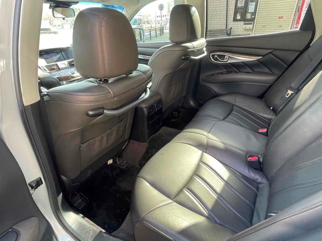 フーガハイブリッド ベースグレード　ＥＴＣ　オートクルーズコントロール　衝突被害軽減システム　バックカメラ　アルミホイール　ＨＩＤ　ＡＴ　シートエアコン　スマートキー　アイドリングストップ　電動格納ミラー　盗難防止システム　パワーシート（11枚目）