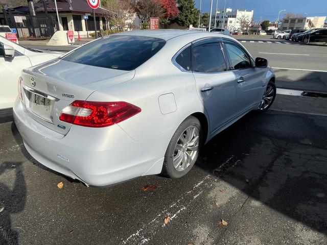 フーガハイブリッド ベースグレード　ＥＴＣ　オートクルーズコントロール　衝突被害軽減システム　バックカメラ　アルミホイール　ＨＩＤ　ＡＴ　シートエアコン　スマートキー　アイドリングストップ　電動格納ミラー　盗難防止システム　パワーシート（16枚目）