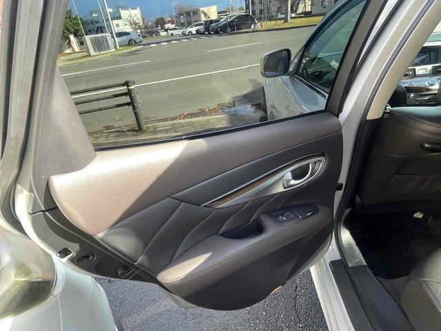 フーガハイブリッド ベースグレード　ＥＴＣ　オートクルーズコントロール　衝突被害軽減システム　バックカメラ　アルミホイール　ＨＩＤ　ＡＴ　シートエアコン　スマートキー　アイドリングストップ　電動格納ミラー　盗難防止システム　パワーシート（24枚目）