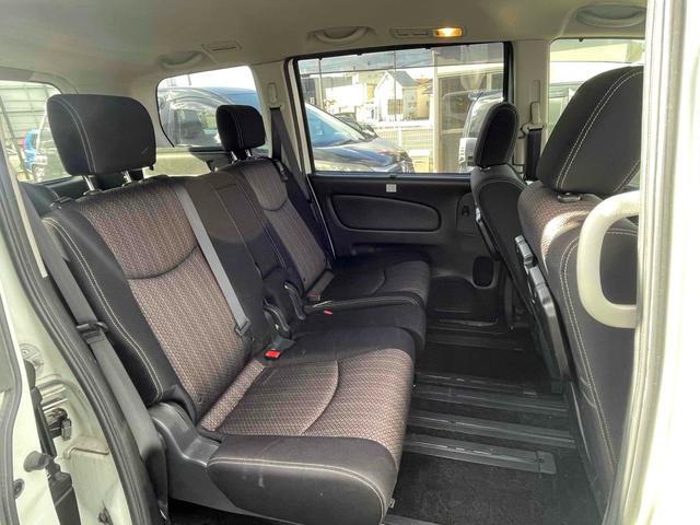 セレナ ハイウェイスター アドバンスドセーフティパッケージ 車検2年付き 4WD ETC スタッドレスタイヤ付き オートクルーズコントロール レーンアシスト 衝突被害軽減システム 両側電動スライドドア スマートキー 電動格納ミラー 3列シート(9枚目)