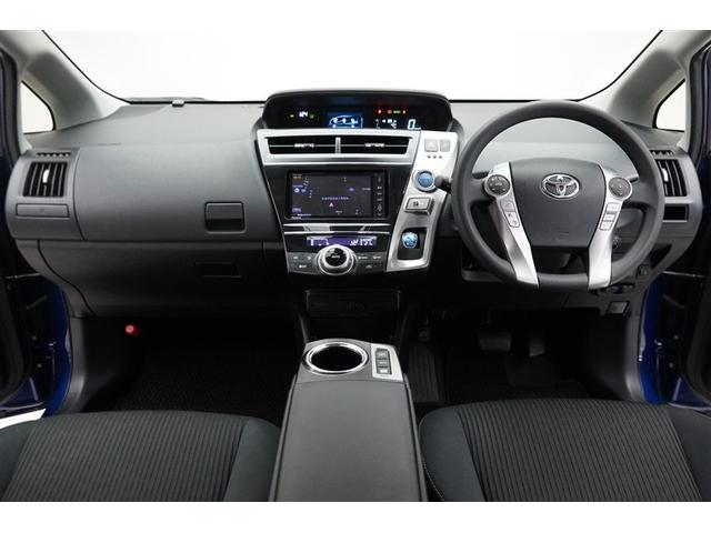 すっきりまとめられた視認性の良いインパネ周りです。操作スイッチも使用しやすい位置に配置されています。