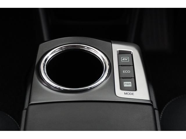 ＥＶモードは電気モーターのみを使って走行するモードです。深夜の住宅街、屋内駐車場でエンジン騒音や排気ガスを気にすることなく走行できます。