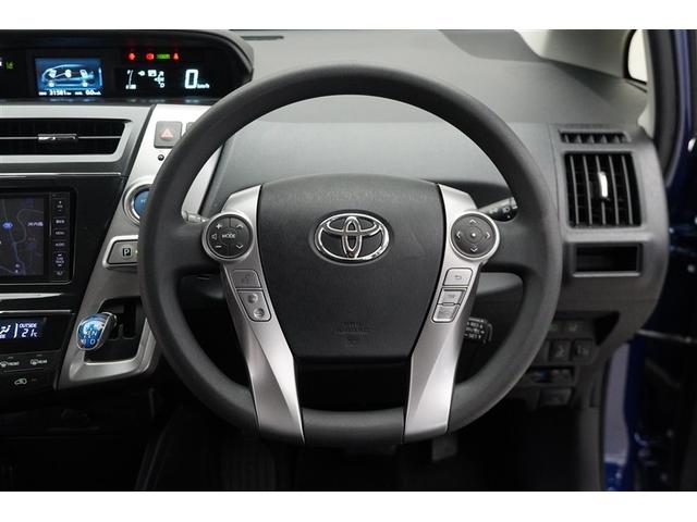 ハンドルから手をはなさずにオーディオ操作ができる便利なステアリングスイッチです。