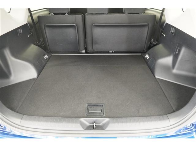 開口部も広く、普段の買い物などに十分なラゲージスペースを確保しています。