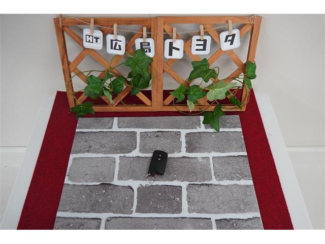 両手にたくさんの荷物を持っていても鍵を取り出す必要なく、ドアハンドルに触れるだけでロック解除します。