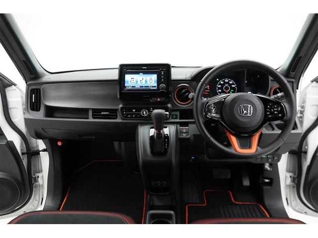 すっきりまとめられた視認性の良いインパネ周りです。操作スイッチも使用しやすい位置に配置されています。