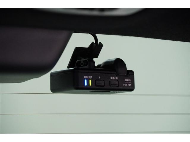 ドライブレコーダーは前後に装着しています。