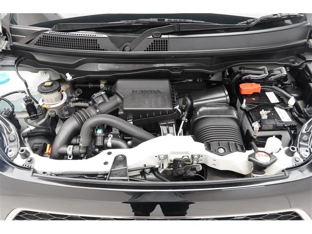 エンジンルームの樹脂部分は丁寧に磨いてツヤをだしています。当社の中古車のエンジンルームクリーニングはとても自信があります★