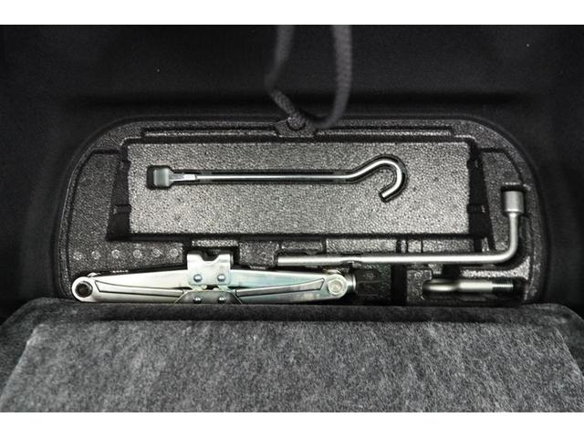 もしもの時のパンク修理キット。空気バルブに薬剤を入れて電動コンプレッサで空気を送り込むだけなので危険な作業や体力が少なくてすみます。ですがあくまで応急処置の為本修理が必要です。