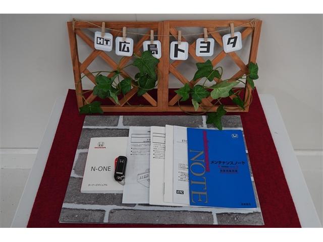 両手にたくさんの荷物を持っていても鍵を取り出す必要なく、ドアハンドルに触れるだけでロック解除します。