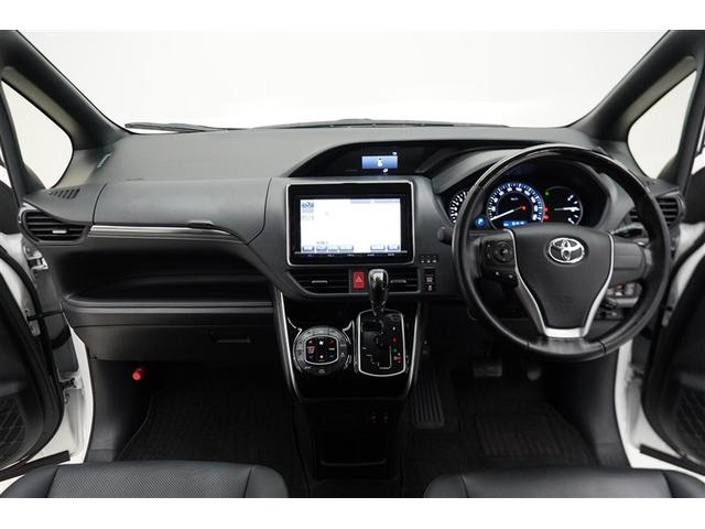 すっきりまとめられた視認性の良いインパネ周り。操作スイッチも使用しやすい位置に配置されています。