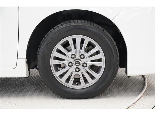 専用の洗剤で汚れを除去してコーティング。タイヤは念入りに洗った後ツヤをだしています。