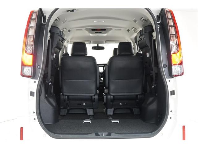 ３列目シートは跳ね上げ式で折りたたみ可能です。キャンプ用品など大きな荷物もばっちり収納可能です！