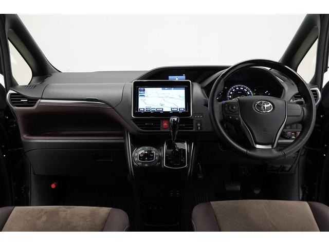 すっきりまとめられた視認性の良いインパネ周りです。操作スイッチも使用しやすい位置に配置されています。