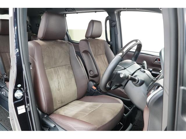 一部に合皮を使用したコンビシートです。