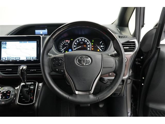 ハンドルから手をはなさずにオーディオ操作ができる便利なステアリングスイッチです。