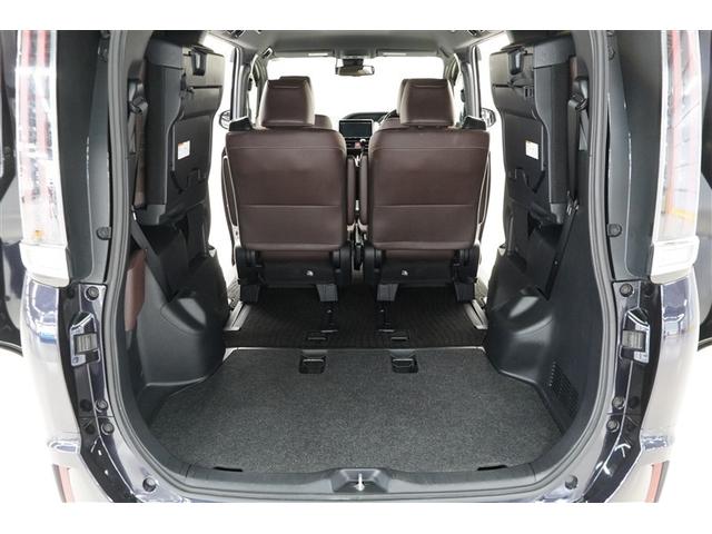 ３列目を左右に跳ね上げるタイプです。ワンタッチでスイスイと跳ね上がるので女性でも簡単に格納操作できますのでご安心を☆