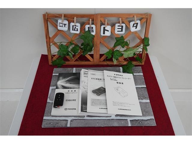 両手にたくさんの荷物を持っていても鍵を取り出す必要なく、ドアハンドルに触れるだけでロック解除します。