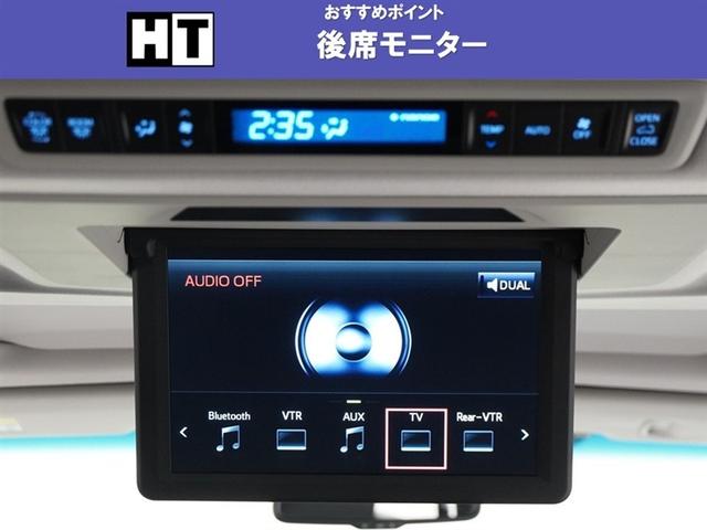 【後席モニター】折りたたんで収納できるので使用しないときには邪魔になりません。長時間のドライブには是非音楽や映画を楽しんでください。（メーカー１２．１型）