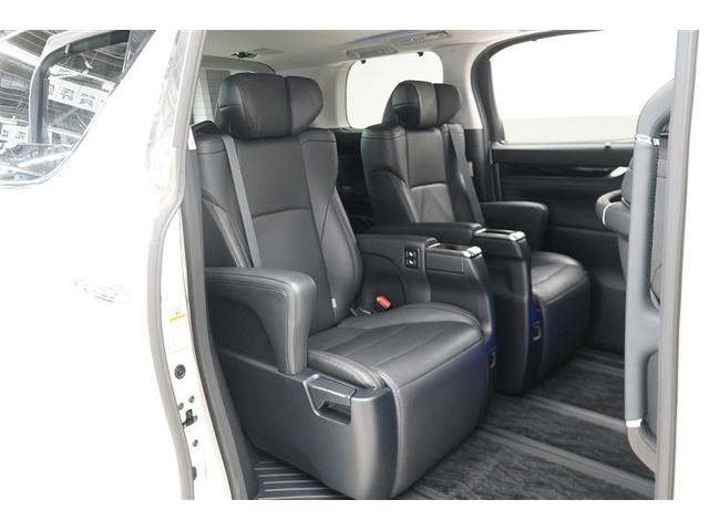 ２列目のシートが独立しているキャプテンシートタイプですので長距離移動でも疲労を抑えやすいです。