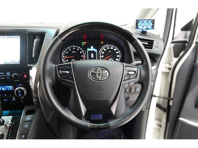 ハンドルから手をはなさずにオーディオ操作ができる便利なステアリングスイッチです。