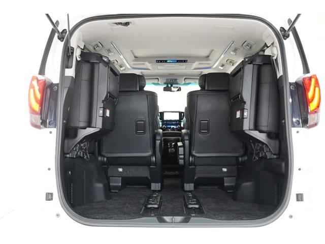 ３列目を左右に跳ね上げるタイプです。ワンタッチでスイスイと跳ね上がるので女性でも簡単に格納操作できますのでご安心を☆