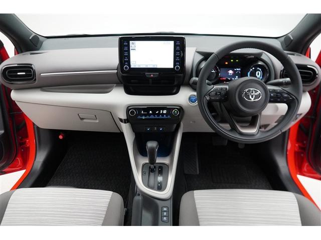 すっきりまとめられた視認性の良いインパネ周り。操作スイッチも使用しやすい位置に配置されています。