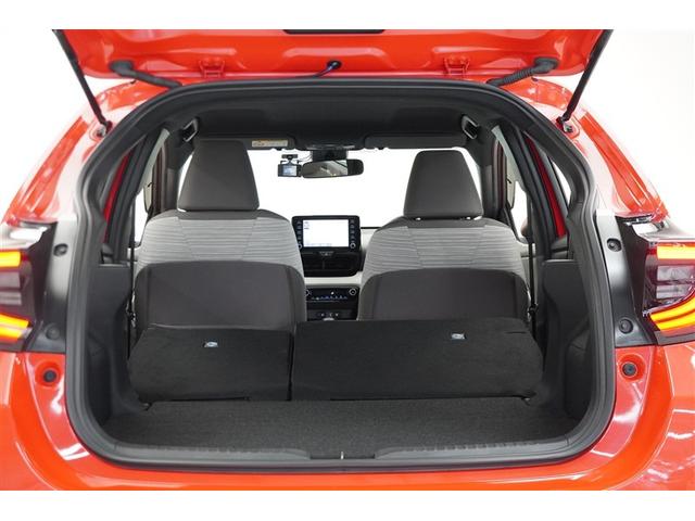 後席を倒すと広いラゲージスペースになります。