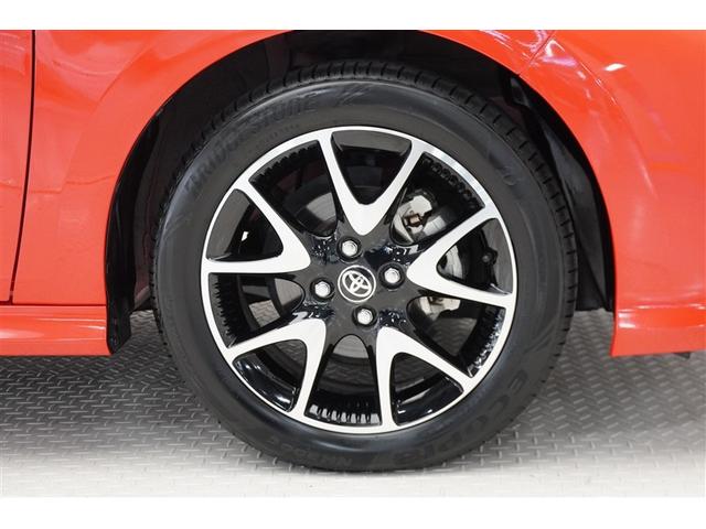 スポーティな印象を与える純正ホイールです。どこまでも走っていきたくなるようなデザインですね♪