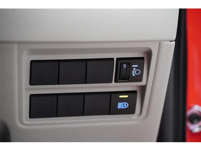 ハイビームとロービームを自動で切り替えてくれるオートマチックハイビームは夜間走行の視界が広がります。走行車や障害物がいち早く見つかるので安心です。自分で切り替えなくていいので手間も省けます。