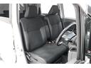 空間を広く使えるベンチシートは快適です。運転席⇔助手席の移動が簡単なので狭い駐車場などで役立ちます。