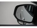 隣車線を走る車両をレーダーで検知し、ドアミラーでは確認しにくい後側方エリアに存在する車両に加え、急接近してくる車両も検知します。車両を検知するとドアミラーに搭載されたLEDインジケーターが点灯します。