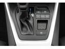 EVモードは電気モーターのみを使って走行するモードです。深夜の住宅街、屋内駐車場でエンジン騒音や排気ガスを気にすることなく走行できます。