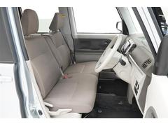 空間を広く使えるベンチシートは快適です。運転席⇔助手席の移動が簡単なので狭い駐車場などで役立ちます。 6