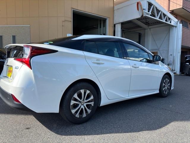 プリウス Ａ　禁煙車　９インチナビ　フルセグＴＶ　ｂｌｕｅｔｏｏｔｈ　バックカメラ　ＥＴＣ　パワーシート　シートヒーター　ヘッドアップディスプレイ　パーキングアシスト　クリアランスソナー　クルーズコントロール（7枚目）