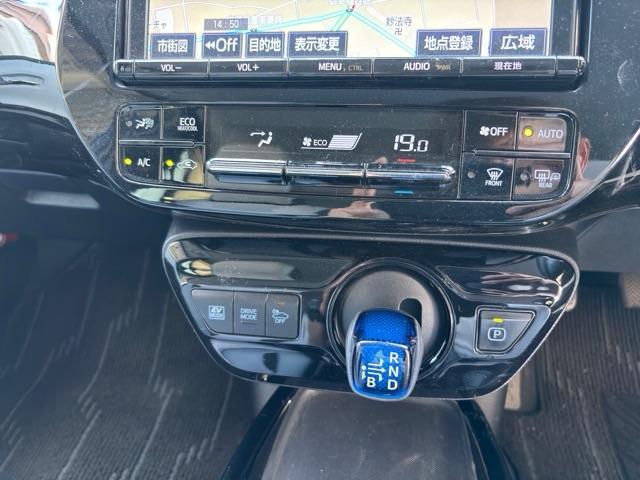 プリウス Ａ　禁煙車　９インチナビ　フルセグＴＶ　ｂｌｕｅｔｏｏｔｈ　バックカメラ　ＥＴＣ　パワーシート　シートヒーター　ヘッドアップディスプレイ　パーキングアシスト　クリアランスソナー　クルーズコントロール（11枚目）