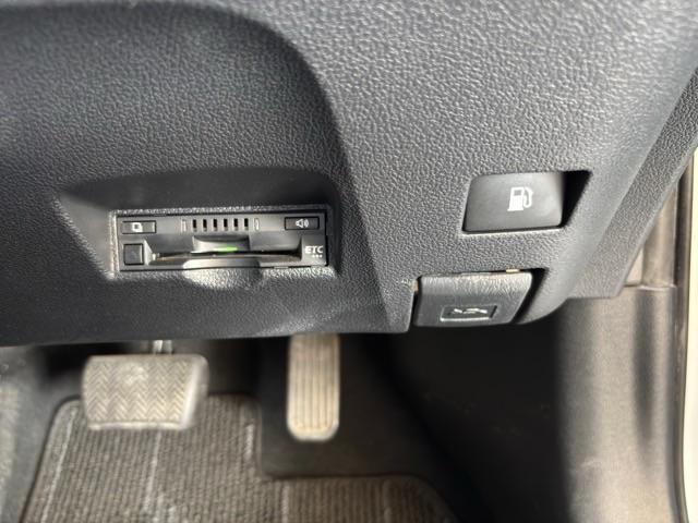 プリウス Ａ　禁煙車　９インチナビ　フルセグＴＶ　ｂｌｕｅｔｏｏｔｈ　バックカメラ　ＥＴＣ　パワーシート　シートヒーター　ヘッドアップディスプレイ　パーキングアシスト　クリアランスソナー　クルーズコントロール（14枚目）